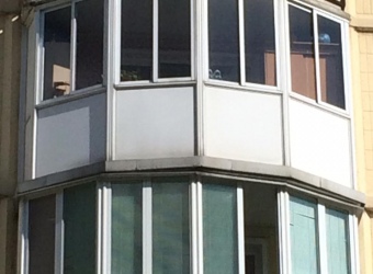 Холодное остекление балкона по периметру с отделкой пластиковыми панелями