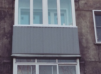 Остекление небольшого балкона с внутренней отделкой