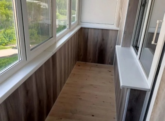 Отделка балкона ПВХ панелью + вагонка и теплое остекление
