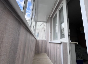 Отделка балкона ПВХ панелью + вагонка и теплое остекление