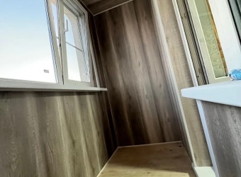 Отделка балкона ПВХ панелью + вагонка и теплое остекление