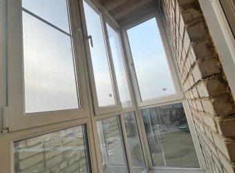 Панорамное остекление балкона и отделка пола и потолка