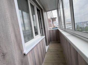 Отделка балкона ПВХ панелью + вагонка и теплое остекление