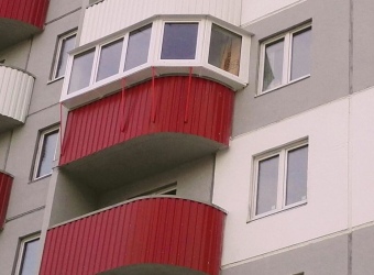 Наружная облицовка для вынесенного балкона выполнена из профлиста
