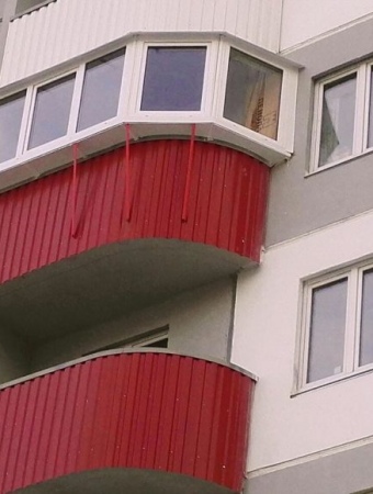 Наружная облицовка для вынесенного балкона выполнена из профлиста