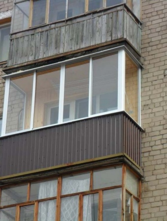 Холодное остекление с облицовкой сайдингом. Внутри оформление вагонкой