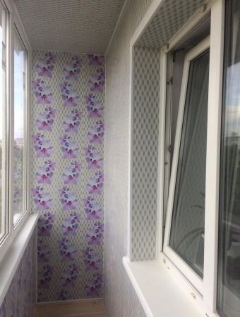 Внутреннее оформление составляют наклеенные обои. С двух сторон тёплое остекление