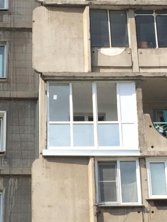 Прямой пластиковый многокамерный профиль с остеклением