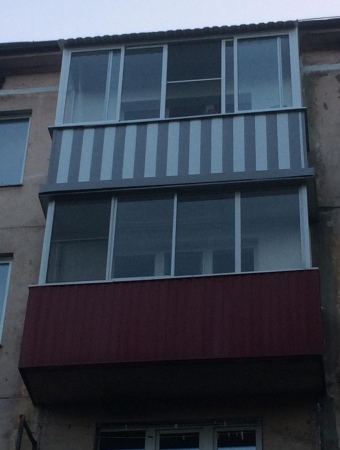 Прямое холодное раздвижное остекление на верхнем балконе