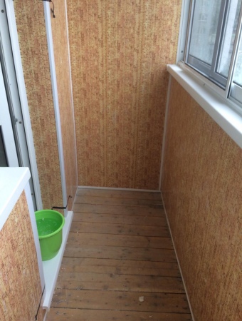 Стены оклеены обоями, холодные стёкла алюминиевого профиля