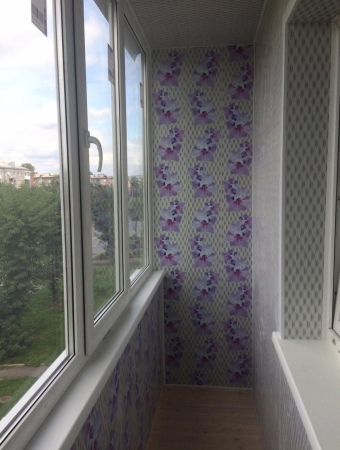 Внутреннее оформление составляют наклеенные обои. С двух сторон тёплое остекление