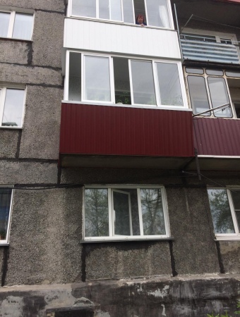 Металлопластиковый сайдинг с высокой прочностью на балконе с выносом