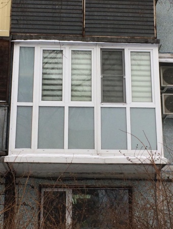 Французское двухкамерное остекление. Установлены бельевые верёвки