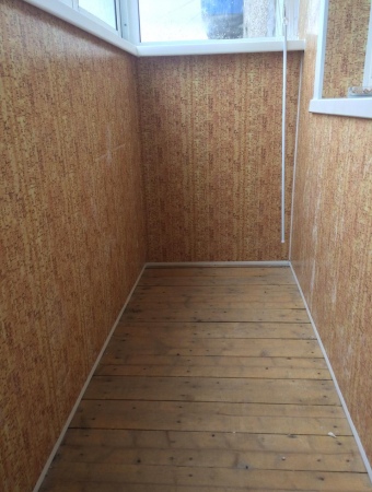 Стены оклеены обоями, холодные стёкла алюминиевого профиля