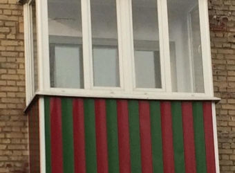 Балкон с тёплым остеклением по периметру и чередующейся отделкой