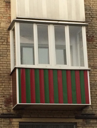 Балкон с тёплым остеклением по периметру и чередующейся отделкой