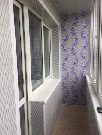 Внутреннее оформление составляют наклеенные обои. С двух сторон тёплое остекление