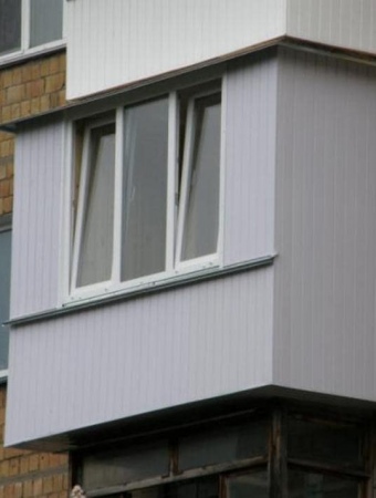 Тёплое прямое остекление балкона с выносом по плите