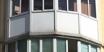 Холодное остекление балкона по периметру с отделкой пластиковыми панелями