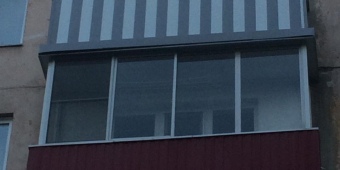 Прямое холодное раздвижное остекление на верхнем балконе