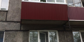 Металлопластиковый сайдинг с высокой прочностью на балконе с выносом